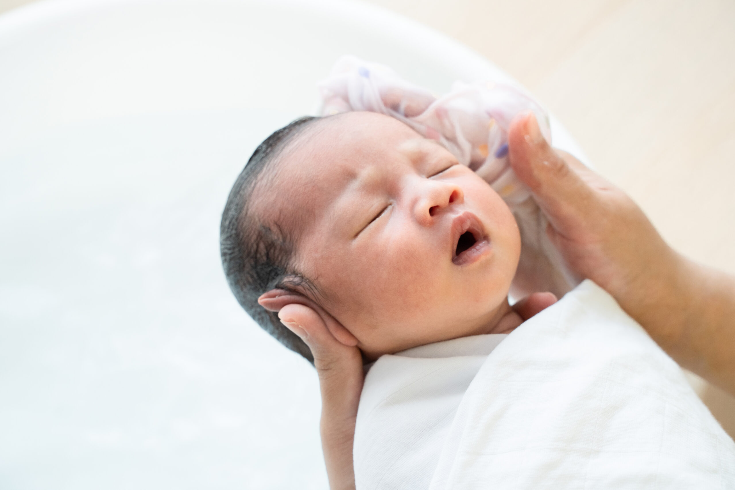 Mother,Is,Washing,Baby,Hair.,Mom,Cleaning,Her,Baby,Hair.
